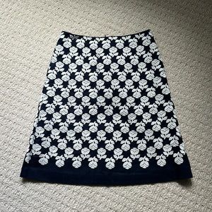 Boden skirt navy embroidered SZ 2